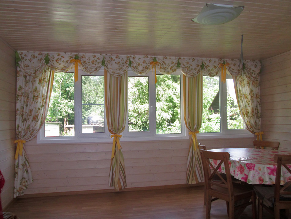 Занавески на маленькие окна в деревянном доме фото