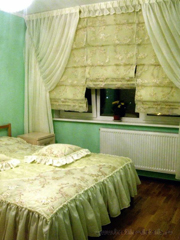 Комплект римские шторы и покрывало с подушками для спальни